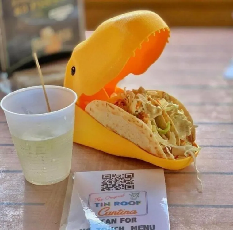 ŠTO FALI OBIČNIM TANJURIMA? Danas će vam u restoranima servirati hranu u bilo čemu, evo najbizarnijih primjera