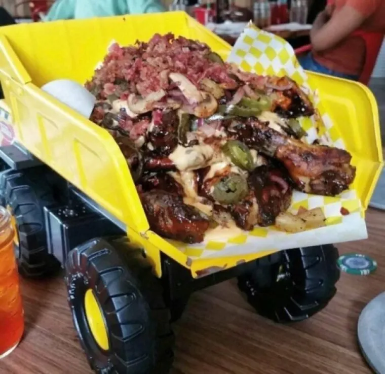 ŠTO FALI OBIČNIM TANJURIMA? Danas će vam u restoranima servirati hranu u bilo čemu, evo najbizarnijih primjera