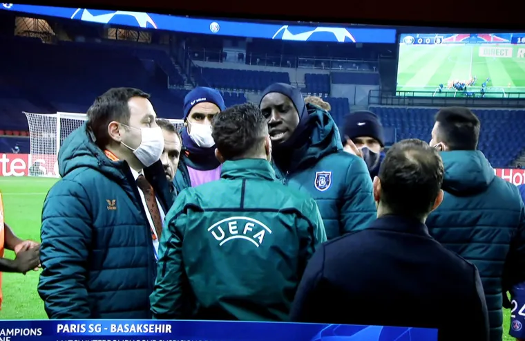 Susret 6. kola skupine G nogometne Lige prvaka između Paris SG-a i Istanbul Basaksehira nastavit će se u srijedu od 18.55 sati, objavio je Europski nogometni savez (UEFA).  "Nakon incidenta koji se dogodio na večerašnjoj utakmici Lige prvaka između Paris SG-a i Istanbul Basaksehira, UEFA je u dogovoru s oba kluba odlučila kako će se preostale minute susreta odigrati sutra s novom sudačkom postavom. Početak nastavka bit će u 18.55 sati. Istraga vezana uz ovaj incident bit će otvorena odmah", objavila je UEFA. Susret između Paris SG-a i Istanbul Basaksekira prekinut je sredinom prvog poluvremena zbog incidenta koji se dogodio kod gostujuće klupe. Pomoćni trener gostujućeg sastava Pierre Webo dobio je crveni karton u 16. minuti, a iz turskog sastava tvrde kako ga je četvrti sudac Coltescu vrijeđao po rasnoj osnovi upotrijebivši riječ "negro". Uslijedila je 10-minutna rasprava s glavnim sucem Hateganom iz Rumunjske nakon koje je turska momčad napustila travnjak. Odmah potom u svlačionicu se povukla i domaća momčad.