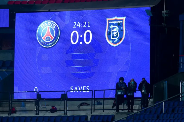 [FOTO] SKANDAL NA PARKU PRINČEVA: Dramatični trenuci u Parizu