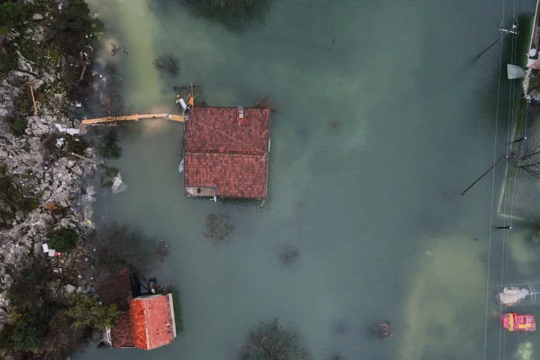 Nezapamćen potop kod Vrgorca! Pod vodom su kuće, ceste, stanje je sve teže iz sata u sat