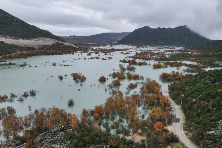 Nezapamćen potop kod Vrgorca! Pod vodom su kuće, ceste, stanje je sve teže iz sata u sat