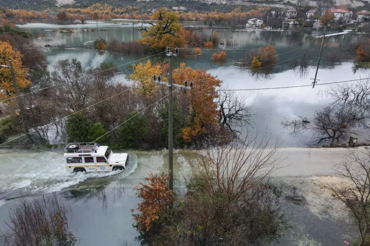 Nezapamćen potop kod Vrgorca! Pod vodom su kuće, ceste, stanje je sve teže iz sata u sat