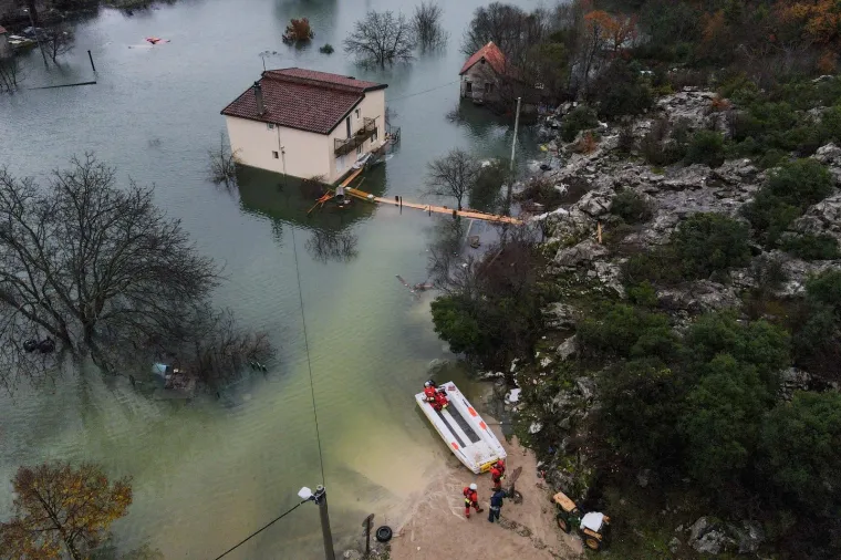 Nezapamćen potop kod Vrgorca! Pod vodom su kuće, ceste, stanje je sve teže iz sata u sat