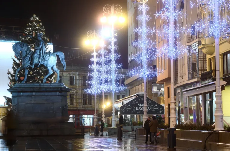 ZAGREBAČKI ADVENT KAKAV SE NE PAMTI: Božić se bliži, sve je ukra&scaron;eno, dekoracije su postavljene, ali... ulice su puste