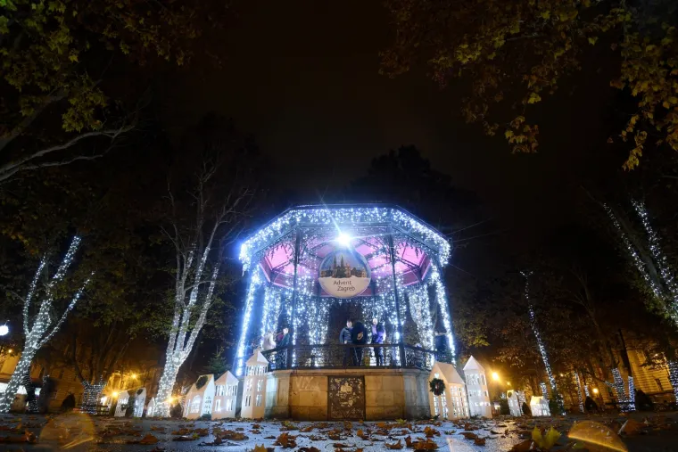 ZAGREBAČKI ADVENT KAKAV SE NE PAMTI: Božić se bliži, sve je ukra&scaron;eno, dekoracije su postavljene, ali... ulice su puste