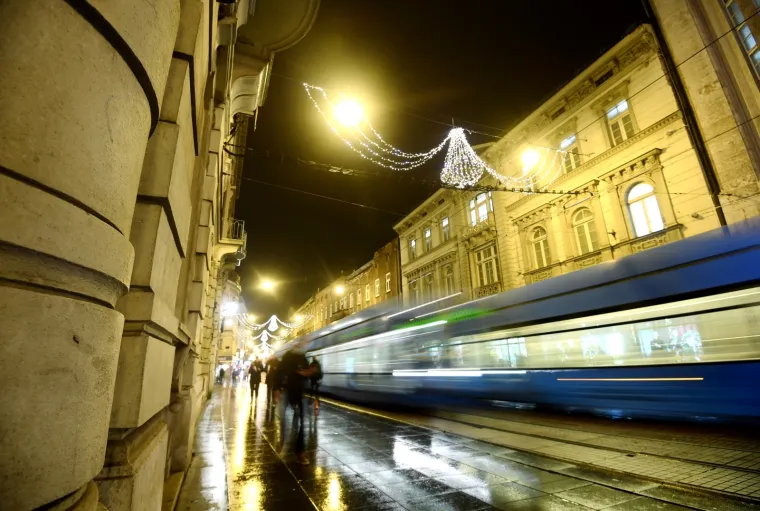 ZAGREBAČKI ADVENT KAKAV SE NE PAMTI: Božić se bliži, sve je ukra&scaron;eno, dekoracije su postavljene, ali... ulice su puste