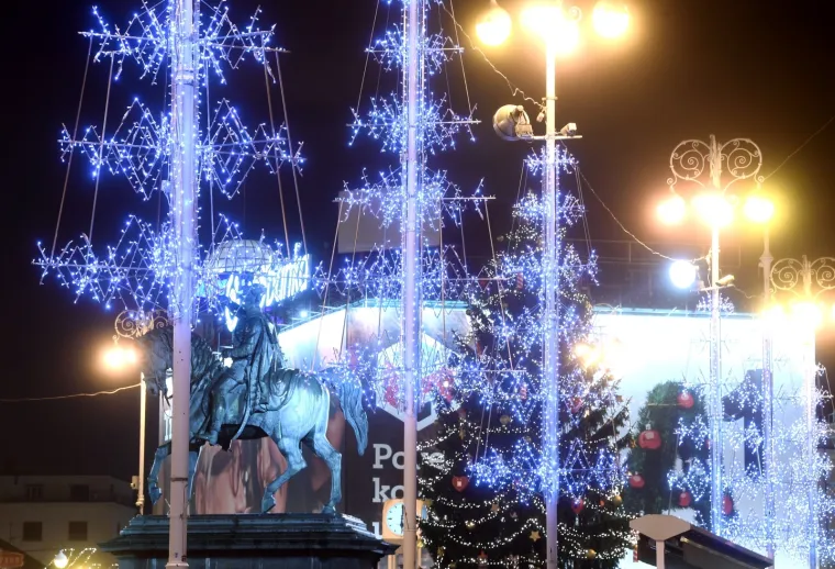 ZAGREBAČKI ADVENT KAKAV SE NE PAMTI: Božić se bliži, sve je ukra&scaron;eno, dekoracije su postavljene, ali... ulice su puste