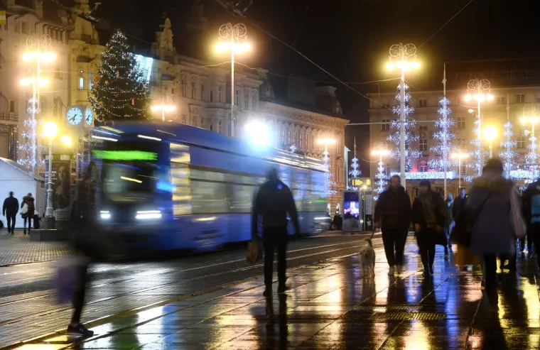 ZAGREBAČKI ADVENT KAKAV SE NE PAMTI: Božić se bliži, sve je ukra&scaron;eno, dekoracije su postavljene, ali... ulice su puste