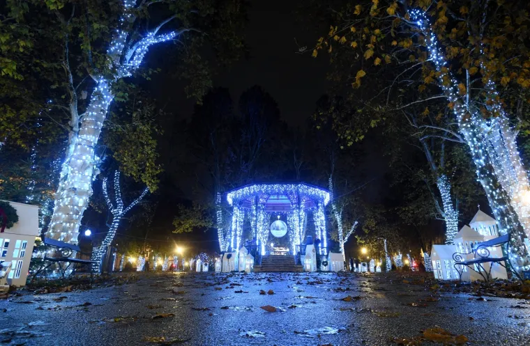 ZAGREBAČKI ADVENT KAKAV SE NE PAMTI: Božić se bliži, sve je ukra&scaron;eno, dekoracije su postavljene, ali... ulice su puste