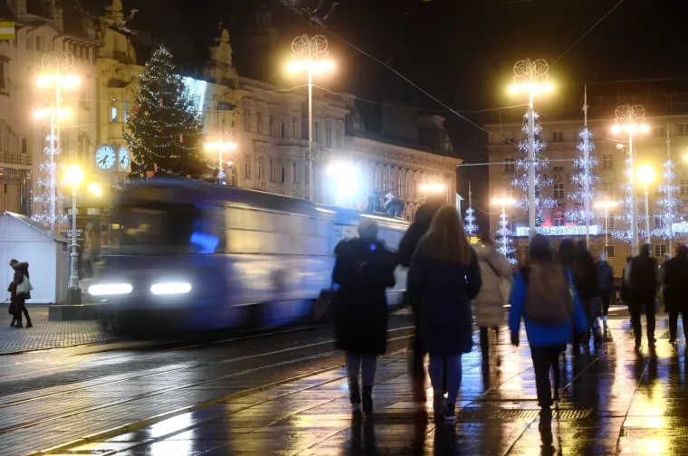 ZAGREBAČKI ADVENT KAKAV SE NE PAMTI: Božić se bliži, sve je ukra&scaron;eno, dekoracije su postavljene, ali... ulice su puste