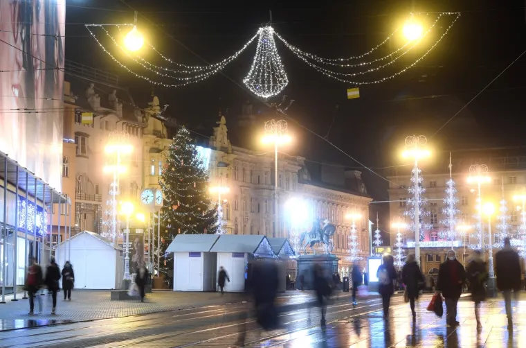 ZAGREBAČKI ADVENT KAKAV SE NE PAMTI: Božić se bliži, sve je ukra&scaron;eno, dekoracije su postavljene, ali... ulice su puste