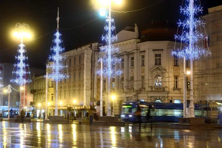 ZAGREBAČKI ADVENT KAKAV SE NE PAMTI: Božić se bliži, sve je ukra&scaron;eno, dekoracije su postavljene, ali... ulice su puste