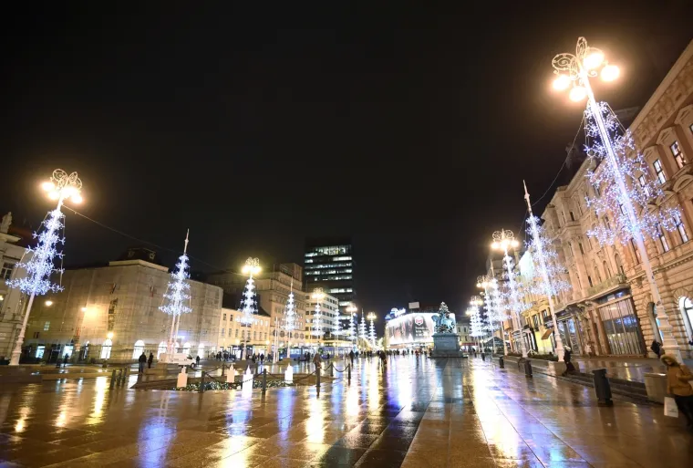 ZAGREBAČKI ADVENT KAKAV SE NE PAMTI: Božić se bliži, sve je ukra&scaron;eno, dekoracije su postavljene, ali... ulice su puste
