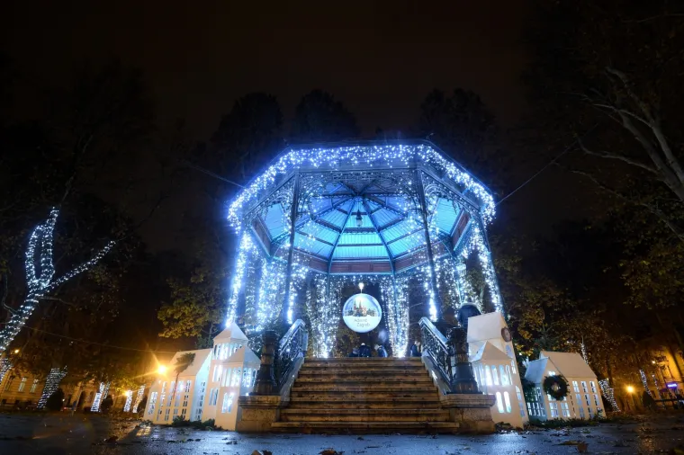 ZAGREBAČKI ADVENT KAKAV SE NE PAMTI: Božić se bliži, sve je ukra&scaron;eno, dekoracije su postavljene, ali... ulice su puste