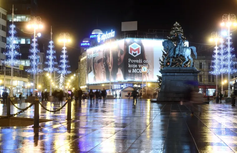 ZAGREBAČKI ADVENT KAKAV SE NE PAMTI: Božić se bliži, sve je ukra&scaron;eno, dekoracije su postavljene, ali... ulice su puste