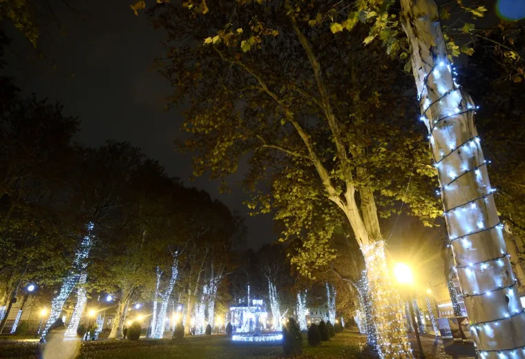 ZAGREBAČKI ADVENT KAKAV SE NE PAMTI: Božić se bliži, sve je ukra&scaron;eno, dekoracije su postavljene, ali... ulice su puste