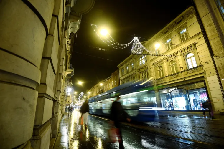 ZAGREBAČKI ADVENT KAKAV SE NE PAMTI: Božić se bliži, sve je ukra&scaron;eno, dekoracije su postavljene, ali... ulice su puste