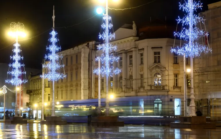 ZAGREBAČKI ADVENT KAKAV SE NE PAMTI: Božić se bliži, sve je ukra&scaron;eno, dekoracije su postavljene, ali... ulice su puste