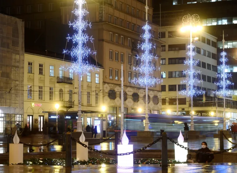 ZAGREBAČKI ADVENT KAKAV SE NE PAMTI: Božić se bliži, sve je ukra&scaron;eno, dekoracije su postavljene, ali... ulice su puste