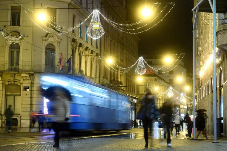 ZAGREBAČKI ADVENT KAKAV SE NE PAMTI: Božić se bliži, sve je ukra&scaron;eno, dekoracije su postavljene, ali... ulice su puste