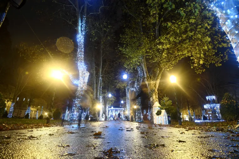 ZAGREBAČKI ADVENT KAKAV SE NE PAMTI: Božić se bliži, sve je ukra&scaron;eno, dekoracije su postavljene, ali... ulice su puste