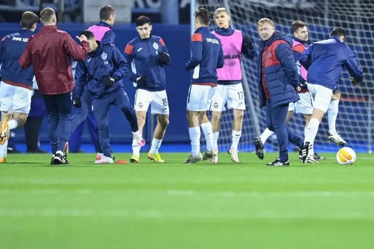 Uz to, snažno je susret presjekla jaka eksplozija u istočnom dijelu grada. I komentator dvoboja na Areni Sport Ivica Blažičko je to spomenuo, i kazao kako se nada da nije ništa ozbiljno.