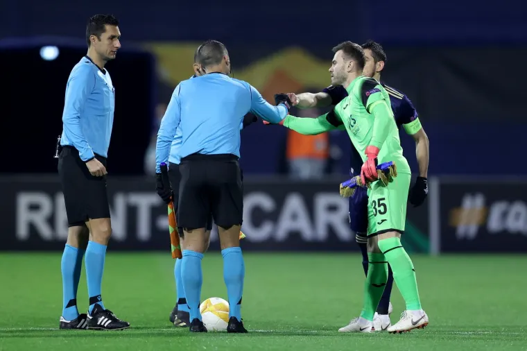 [FOTO] SNAŽNA EKSPLOZIJA ODJEKNULA USRED UTAKMICE: Događalo se ne&scaron;to jako čudno dok je trajao dvoboj