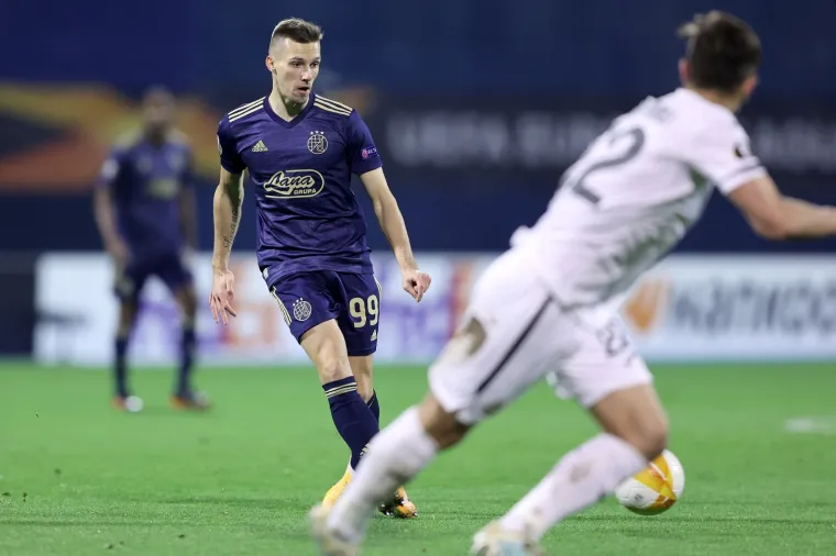 [FOTO] SNAŽNA EKSPLOZIJA ODJEKNULA USRED UTAKMICE: Događalo se ne&scaron;to jako čudno dok je trajao dvoboj