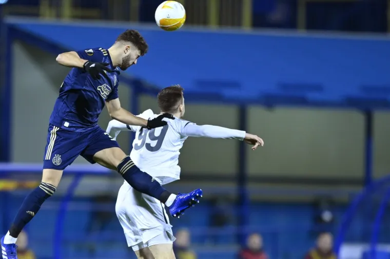 [FOTO] SNAŽNA EKSPLOZIJA ODJEKNULA USRED UTAKMICE: Događalo se ne&scaron;to jako čudno dok je trajao dvoboj