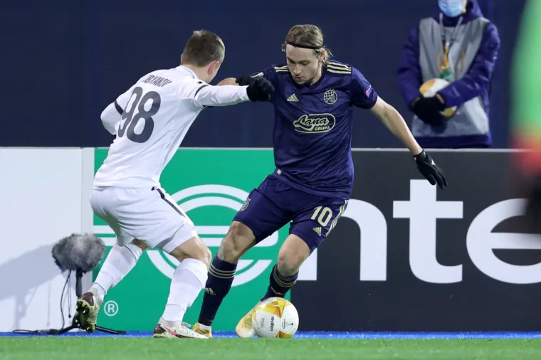 [FOTO] SNAŽNA EKSPLOZIJA ODJEKNULA USRED UTAKMICE: Događalo se ne&scaron;to jako čudno dok je trajao dvoboj