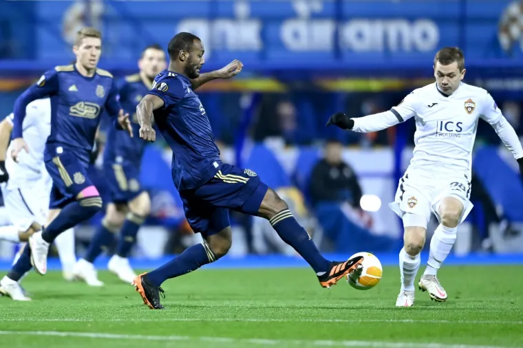 [FOTO] SNAŽNA EKSPLOZIJA ODJEKNULA USRED UTAKMICE: Događalo se ne&scaron;to jako čudno dok je trajao dvoboj