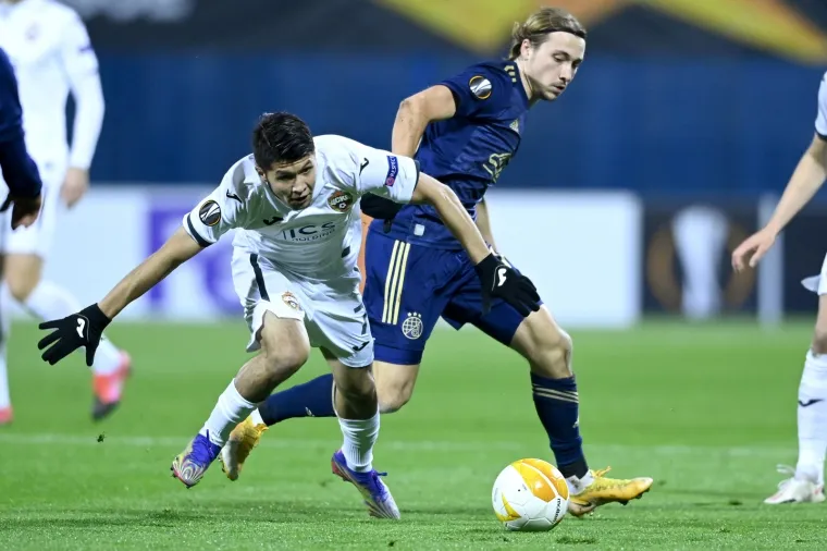 [FOTO] SNAŽNA EKSPLOZIJA ODJEKNULA USRED UTAKMICE: Događalo se ne&scaron;to jako čudno dok je trajao dvoboj