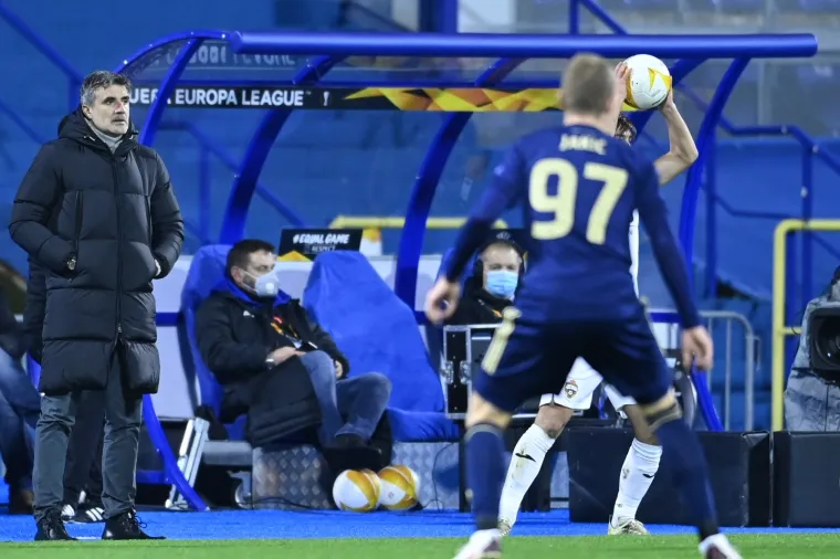 [FOTO] SNAŽNA EKSPLOZIJA ODJEKNULA USRED UTAKMICE: Događalo se ne&scaron;to jako čudno dok je trajao dvoboj