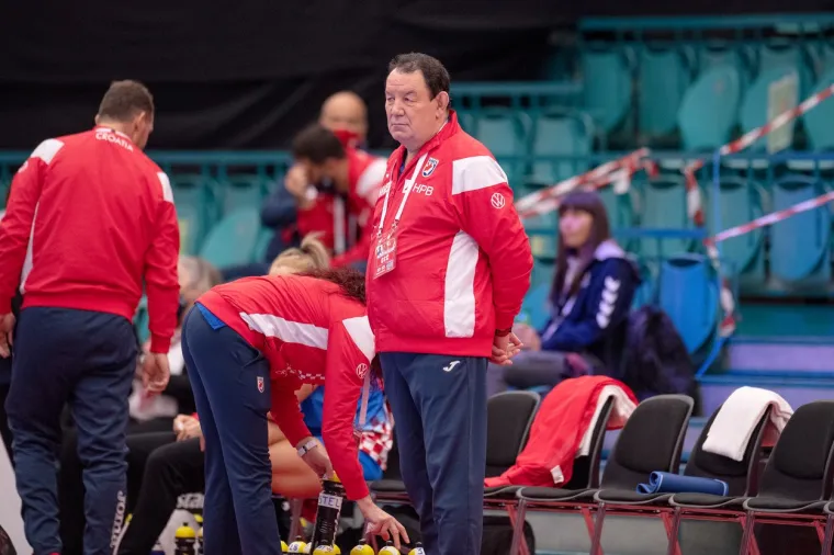 [FOTO] LETE, LETE PARKETOM U KOLDINGU NAŠE SUPER DJEVOJKE: Ovako su otpuhale Rumunjke