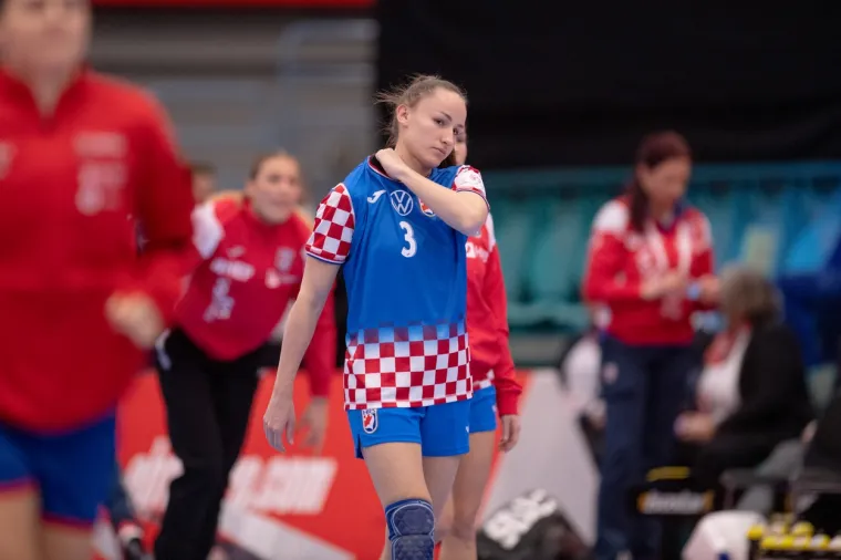 [FOTO] LETE, LETE PARKETOM U KOLDINGU NAŠE SUPER DJEVOJKE: Ovako su otpuhale Rumunjke