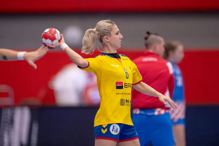 [FOTO] LETE, LETE PARKETOM U KOLDINGU NAŠE SUPER DJEVOJKE: Ovako su otpuhale Rumunjke