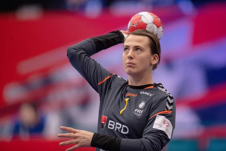 [FOTO] LETE, LETE PARKETOM U KOLDINGU NAŠE SUPER DJEVOJKE: Ovako su otpuhale Rumunjke