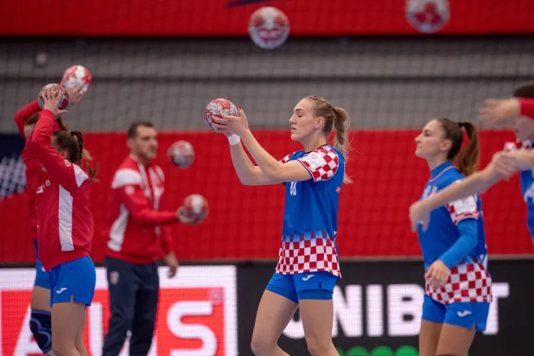 [FOTO] LETE, LETE PARKETOM U KOLDINGU NAŠE SUPER DJEVOJKE: Ovako su otpuhale Rumunjke