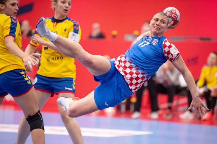 Hrvatska ženska rukometna reprezentacija u svom je četvrtom nastupu na Europskom prvenstvu u Koldingu ostvarila i četvrtu pobjedu, u susretu 1. kola skupine II drugog kruga natjecanja Hrvatska je svladala Rumunjsku sa 25-20 (14-10).  Hrvatsku je do pobjede predvodila Valentina Blažević sa sedam golova, Ćamila Mićijević i Larissa Kalaus su dodale po četiri, a Tea Pijević je sakupila sedam obrana. Kod Rumunjske najefikasnije su bile Cristina Neagu sa &scaron;est i Eliza Buceschi s pet pogodaka.