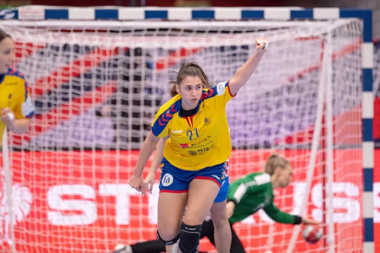 [FOTO] LETE, LETE PARKETOM U KOLDINGU NA&Scaron;E SUPER DJEVOJKE: Ovako su otpuhale Rumunjke