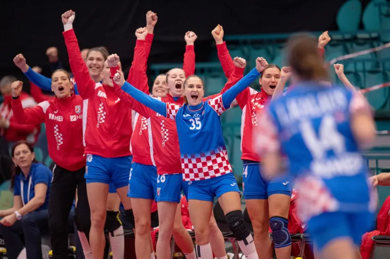 [FOTO] LETE, LETE PARKETOM U KOLDINGU NA&Scaron;E SUPER DJEVOJKE: Ovako su otpuhale Rumunjke