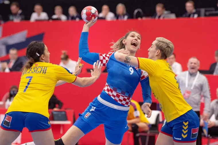 [FOTO] LETE, LETE PARKETOM U KOLDINGU NA&Scaron;E SUPER DJEVOJKE: Ovako su otpuhale Rumunjke