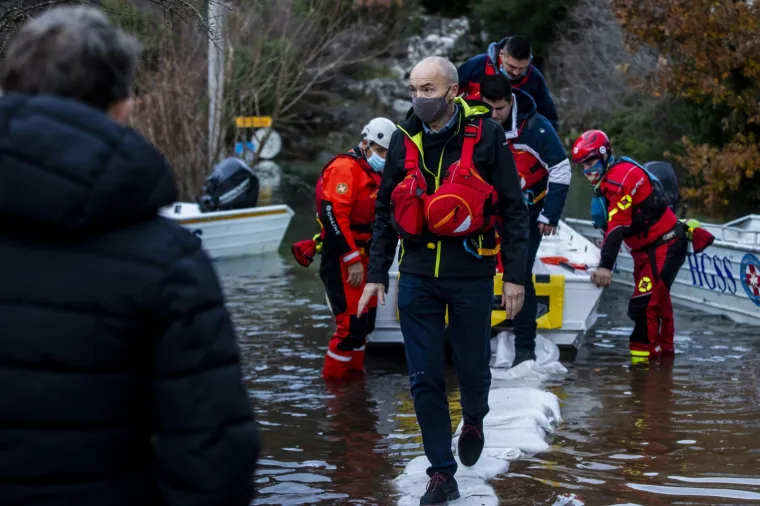 TE&Scaron;KI PRIZORI IZ VRGORCA: Dežurne službe na poplavljenom području nastavljaju i noćas sa radom