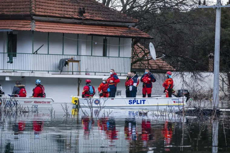 TE&Scaron;KI PRIZORI IZ VRGORCA: Dežurne službe na poplavljenom području nastavljaju i noćas sa radom