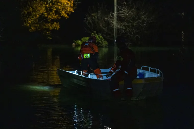 Dežurne službe nastavljaju s radom i tijekom noci na poplavljenom području u Kokoricima.
