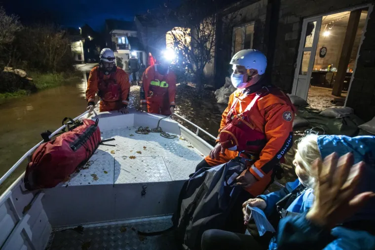 TE&Scaron;KI PRIZORI IZ VRGORCA: Dežurne službe na poplavljenom području nastavljaju i noćas sa radom
