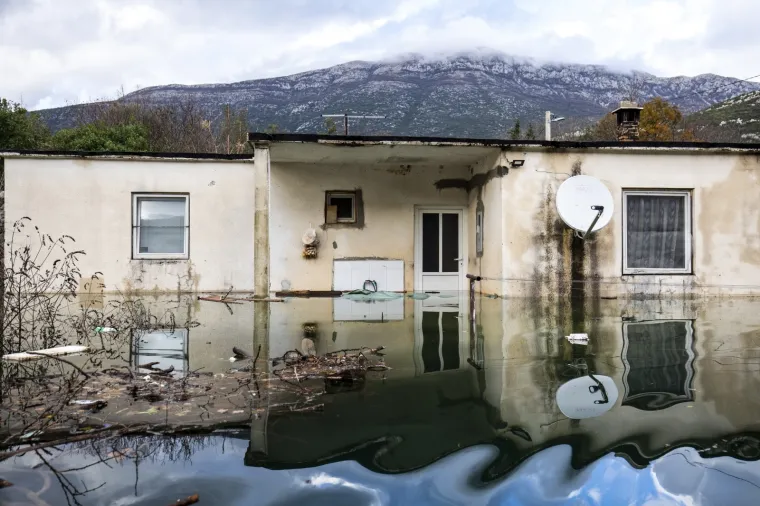 Nastavlja se borba s poplavama u Vrgorcu, mje&scaron;tani do kuća mogu samo plovilima
