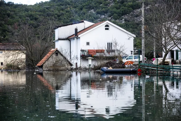 Nastavlja se borba s poplavama u Vrgorcu, mje&scaron;tani do kuća mogu samo plovilima