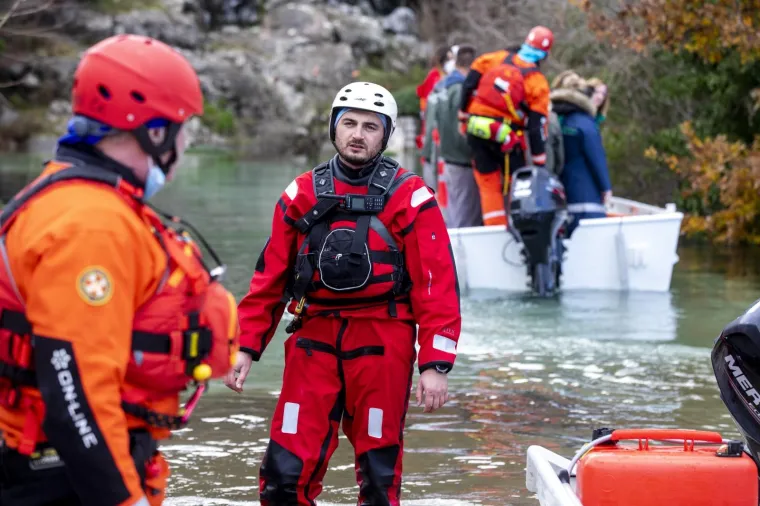 Nastavlja se borba s poplavama u Vrgorcu, mje&scaron;tani do kuća mogu samo plovilima